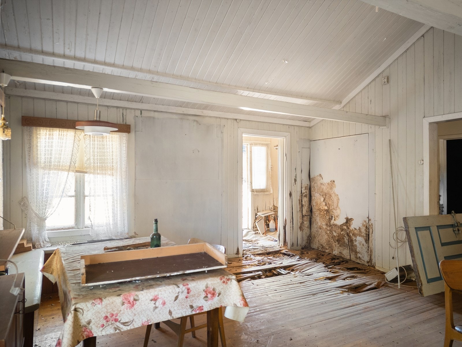 Innvendig er våningshuset i en tilstand som krever full rehabilitering. Her ligger alt til rette for å skape et hjem etter egne ønsker. Galleribilde