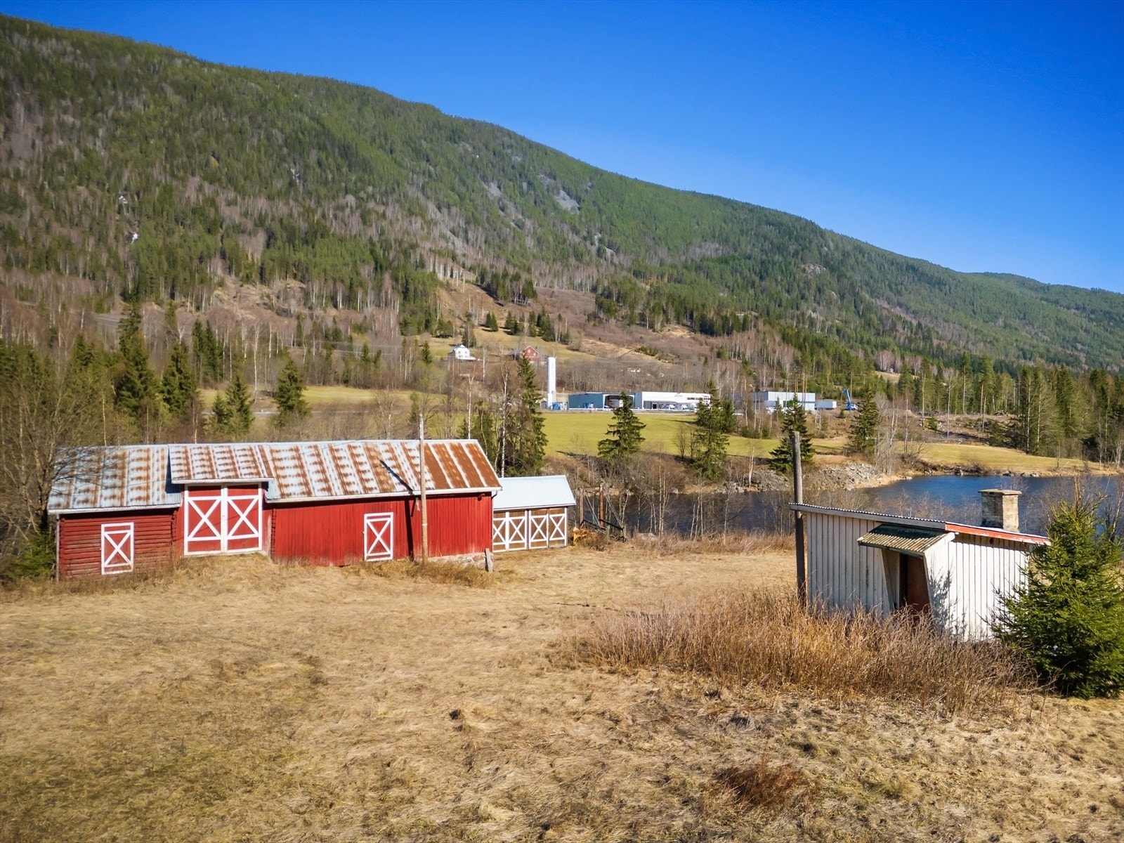 Låven er oppført i tradisjonell konstruksjon på grunnmur av naturstein, med god plass til lagring eller verksted. Galleribilde