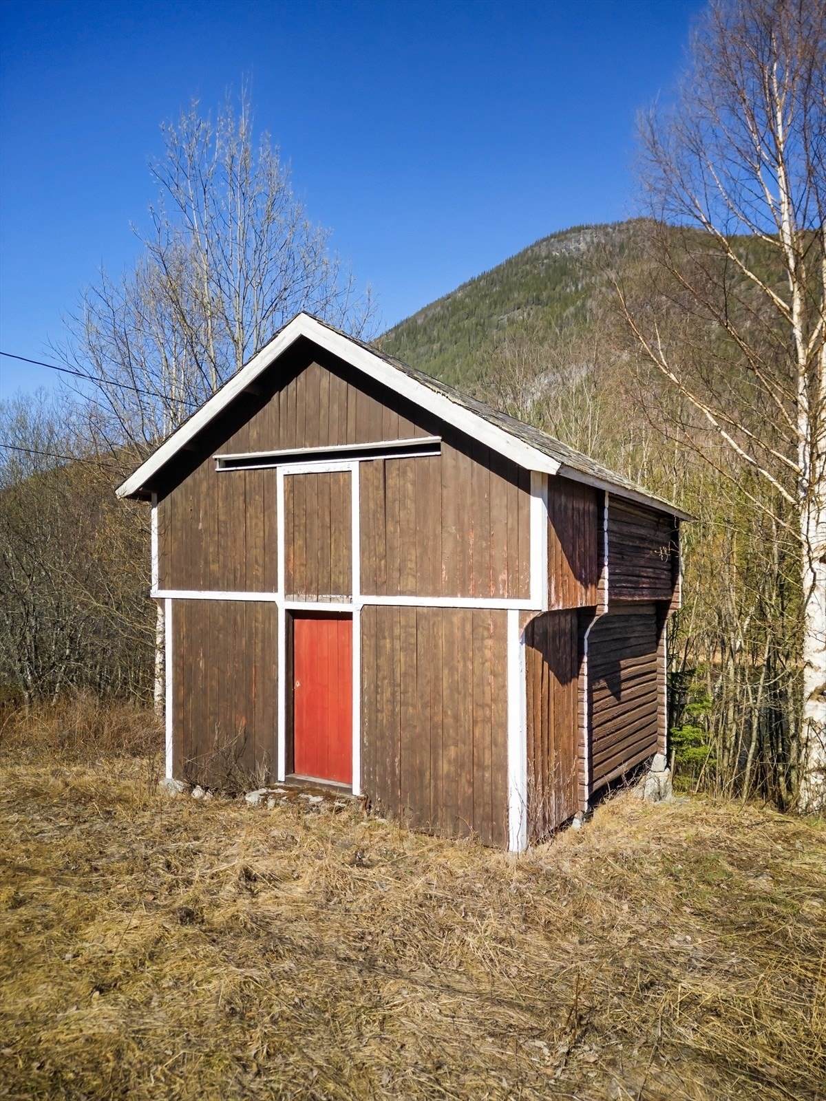 Stabburet er bygget i tømmer og reisverk, en del av den tradisjonelle bygningsmassen på eiendommen. Galleribilde