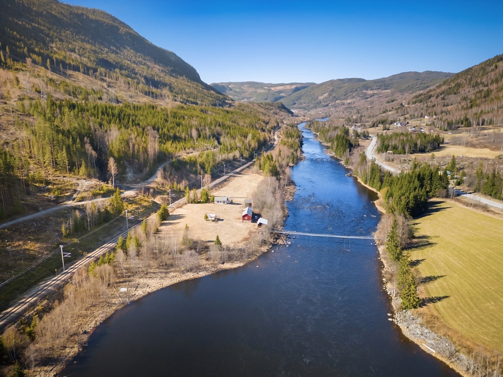 Fra eiendommen er det ca. 14 minutters kjøring til dagligvarehandel i Gol eller Nesbyen. Galleribilde