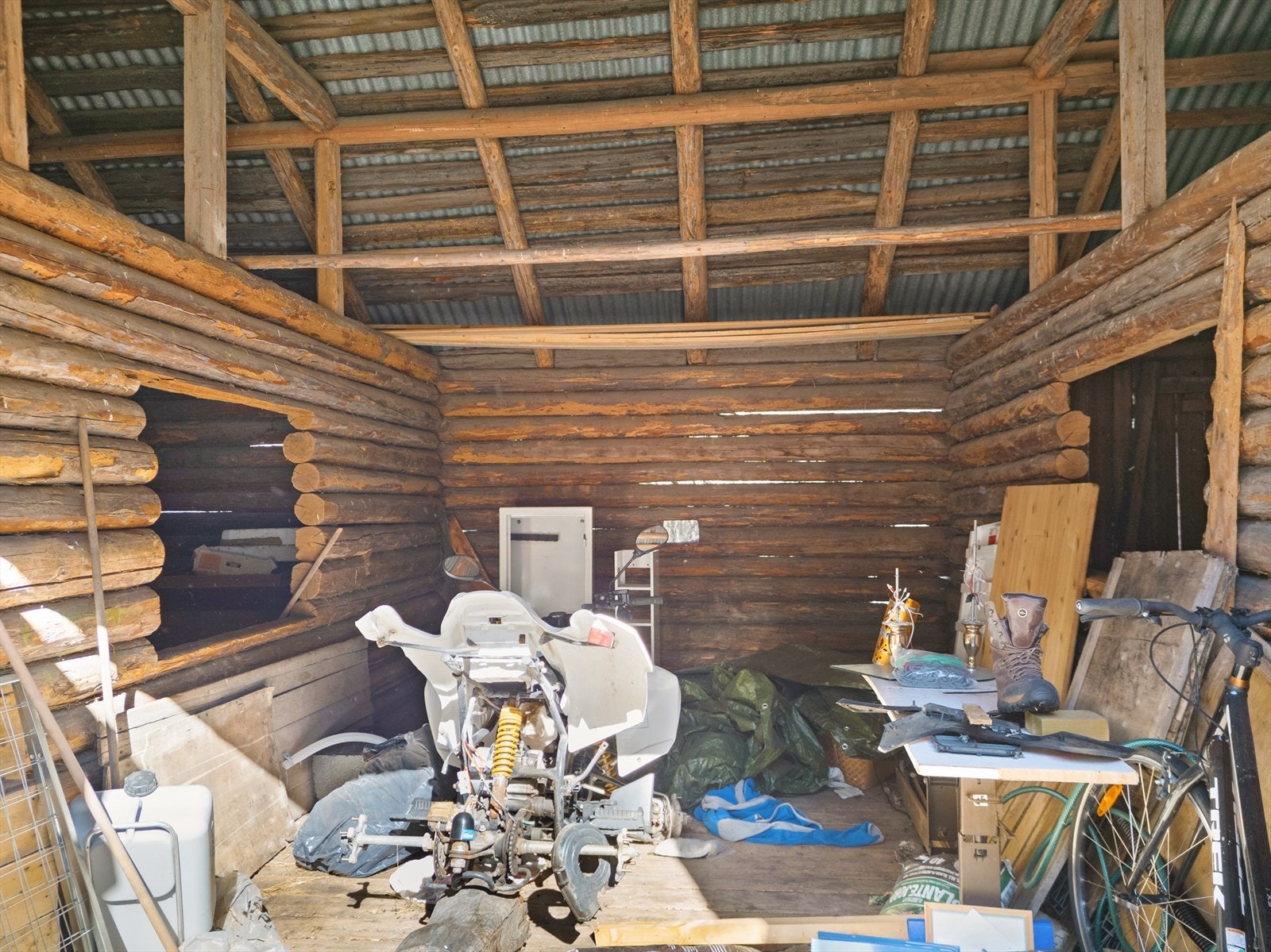 Stabburets tømmerkonstruksjon gir en robust og tradisjonell karakter. Galleribilde