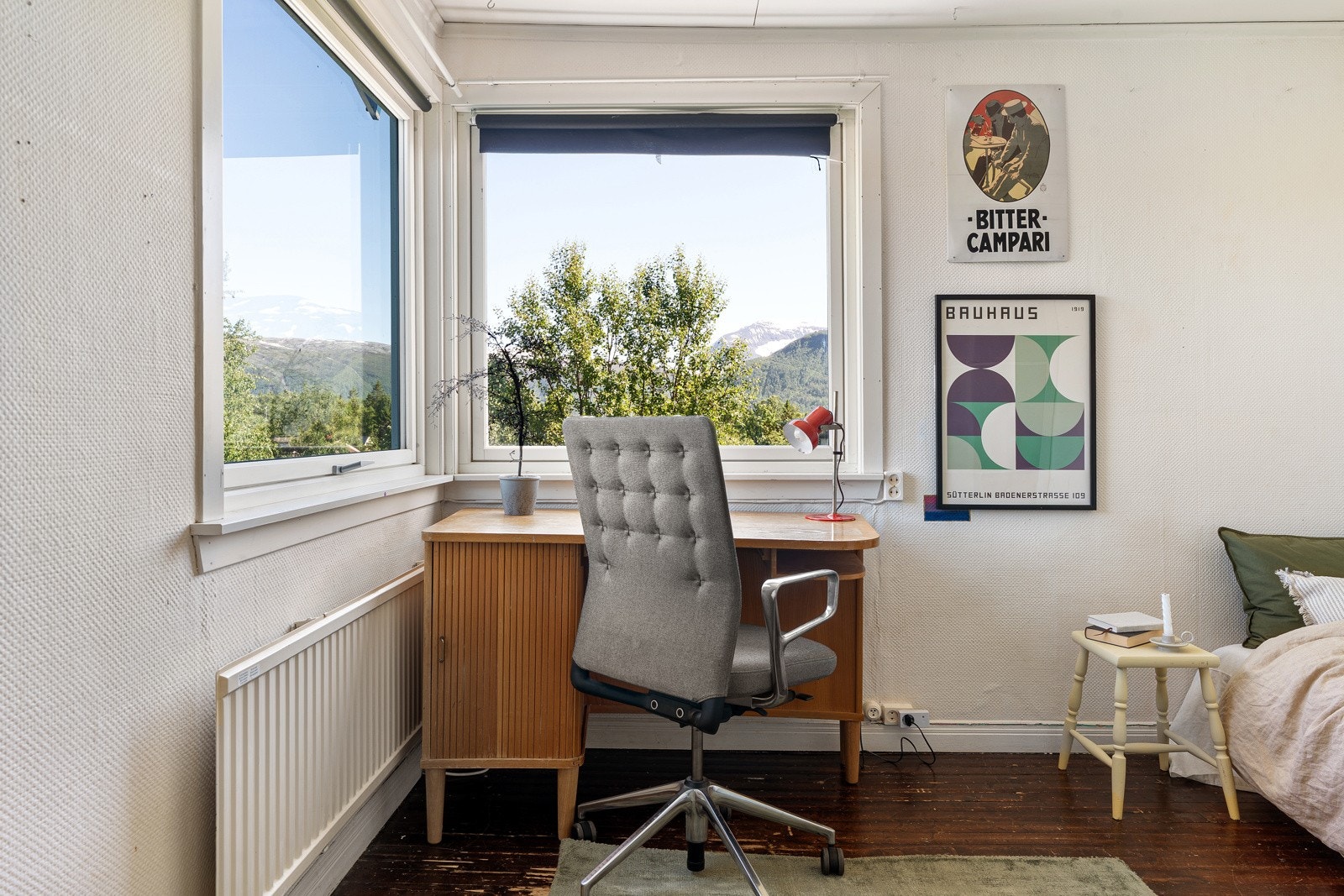 Romslig soverom med plass til hjemmekontor.