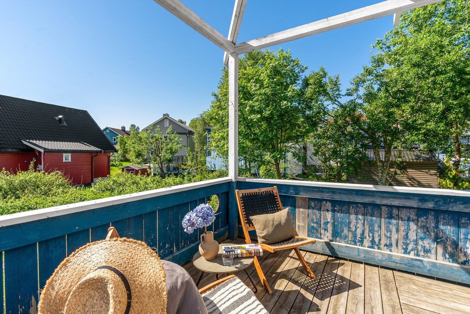 Her kan man nyte sommerdager i solrike omgivelser, samtidig som man bor sentralt med kort avstand til skoler, barnehager, dagligvare og sentrum.