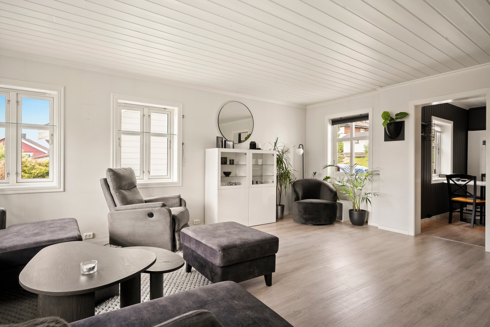 Boligens stue og spisestue er lyse og romslige oppholdsrom med gode møbleringsmuligheter. Galleribilde