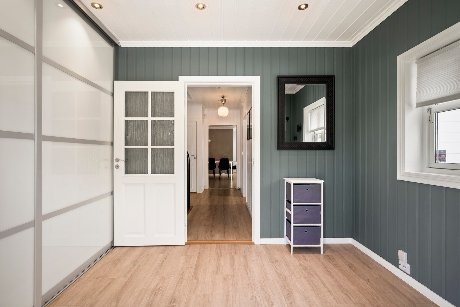 Romslig entré med god plass til oppbevaring. Galleribilde
