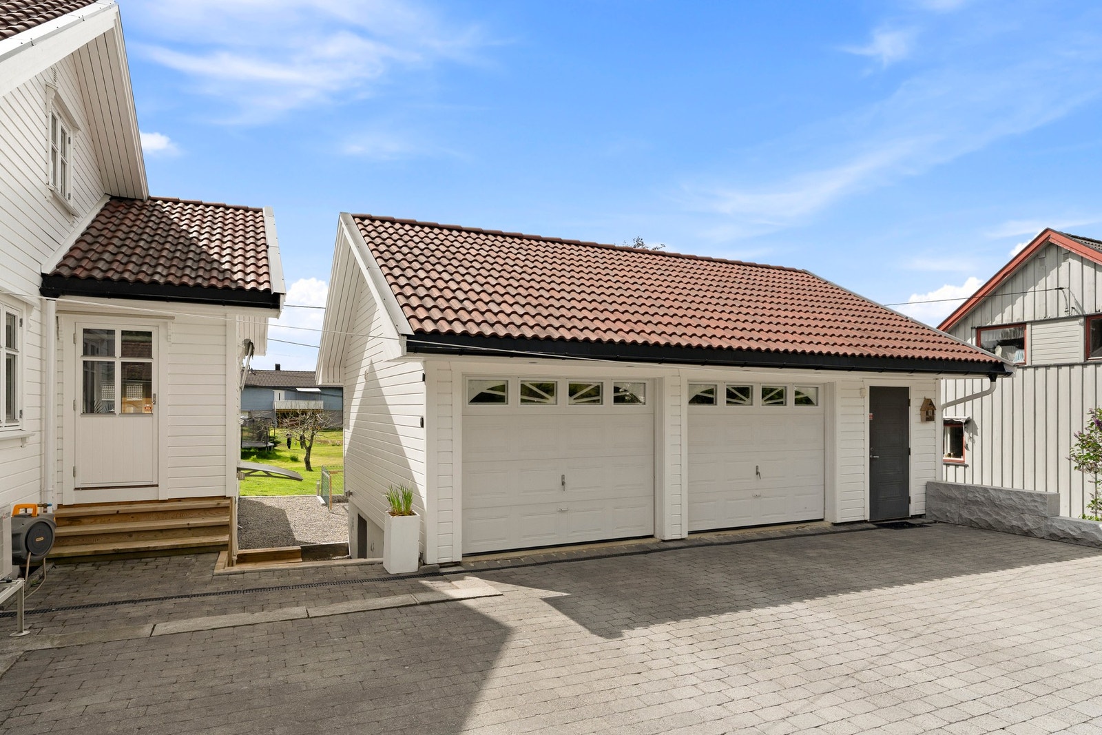 Stor dobbelgarasje med god plass til biler og lading. Det er kjeller under garasjen med egen inngang samt nedgang fra garasjens 1 etasje. Galleribilde