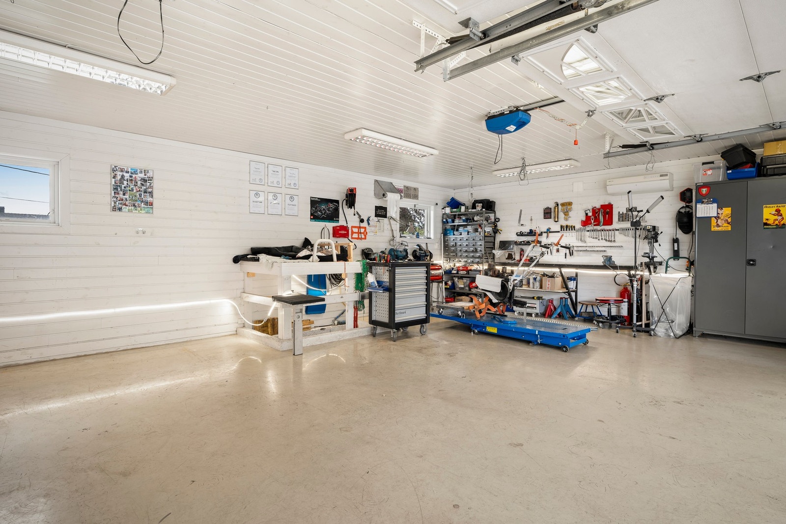 Romslig dobbelgarasje. Det er også varmepumpe i garasjen som er ca. 12 år gammel. Galleribilde