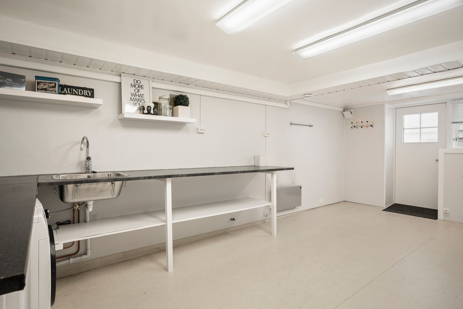 Egen inngang til kjeller via vaskerom. Galleribilde