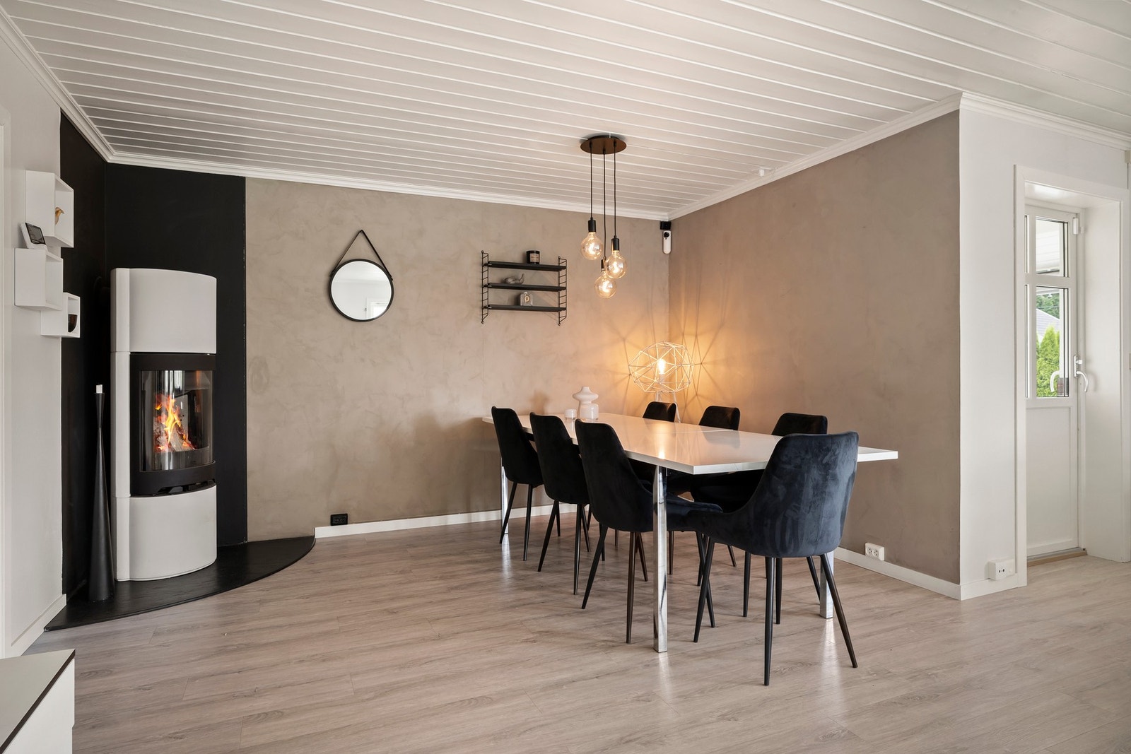 Vedfyring med Jøtul peisovn i stuen fra 2013. Galleribilde