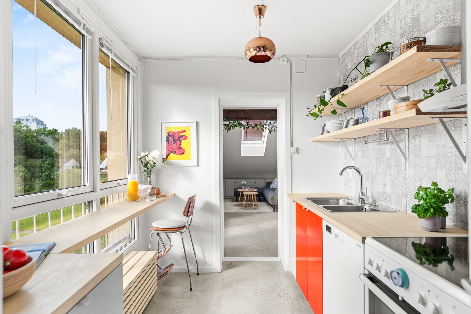 Lyst og romslig kjøkken med spiseplass og med store vinduer mot hageanlegget. Galleribilde