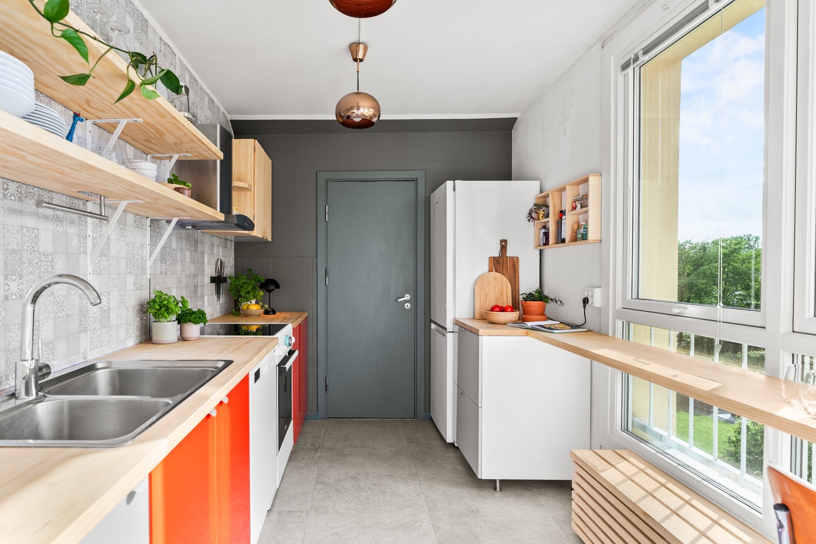 Mellom benkeplate og overskap plate som sprutbeskyttelse. Kjøkkenet er utstyrt med stekeovn og platetopp fra Gorenje, oppvaskmaskin fra Blomberg (2020), kombiskap fra Bauknecht (2020) samt avtrekksvifte fra kjent produsent. Galleribilde