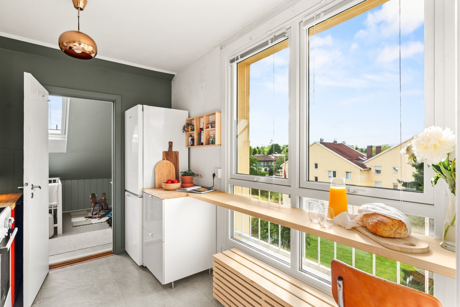 Kjøkkenet er ca 8 kvm og har inngang til det innredede kontorrommet. Galleribilde