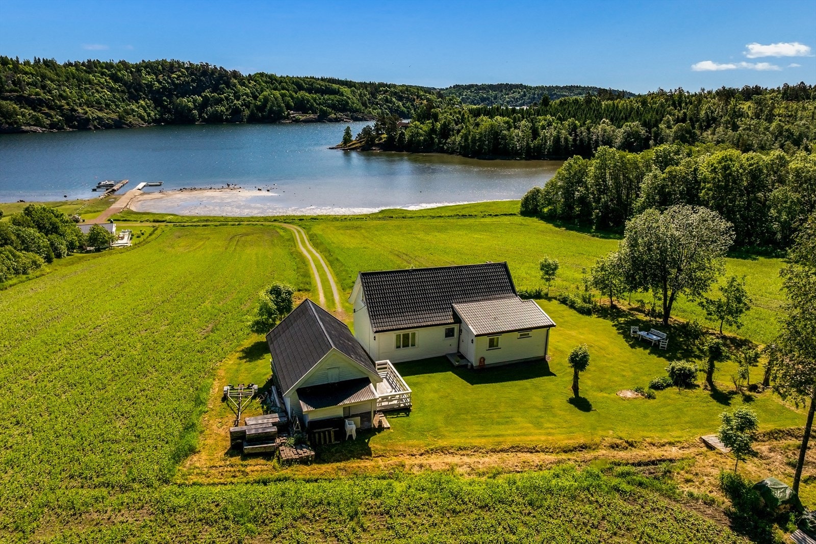 Oversikt over eiendommen og dens idylliske beliggenhet ved sjøen. Galleribilde