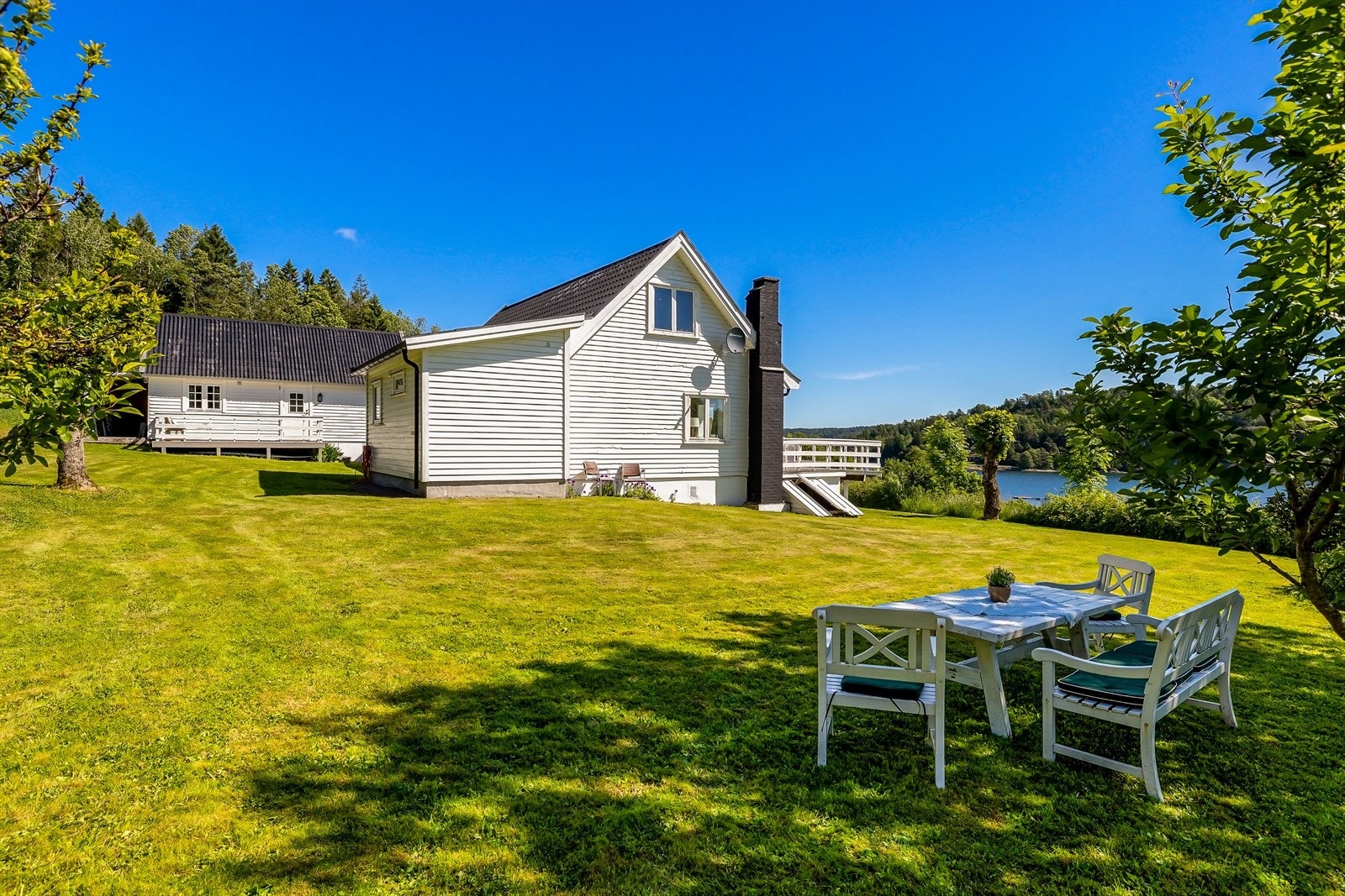 Tomten består av hage, skog og landbruksjord. Galleribilde