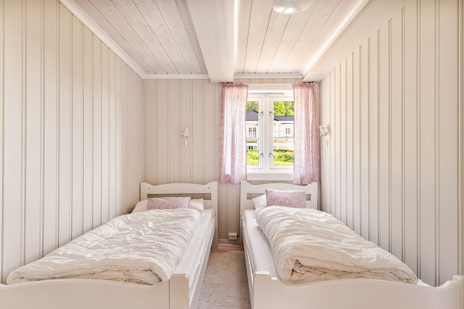 Et eget lite gjestehus med plass til familie og venner. Galleribilde