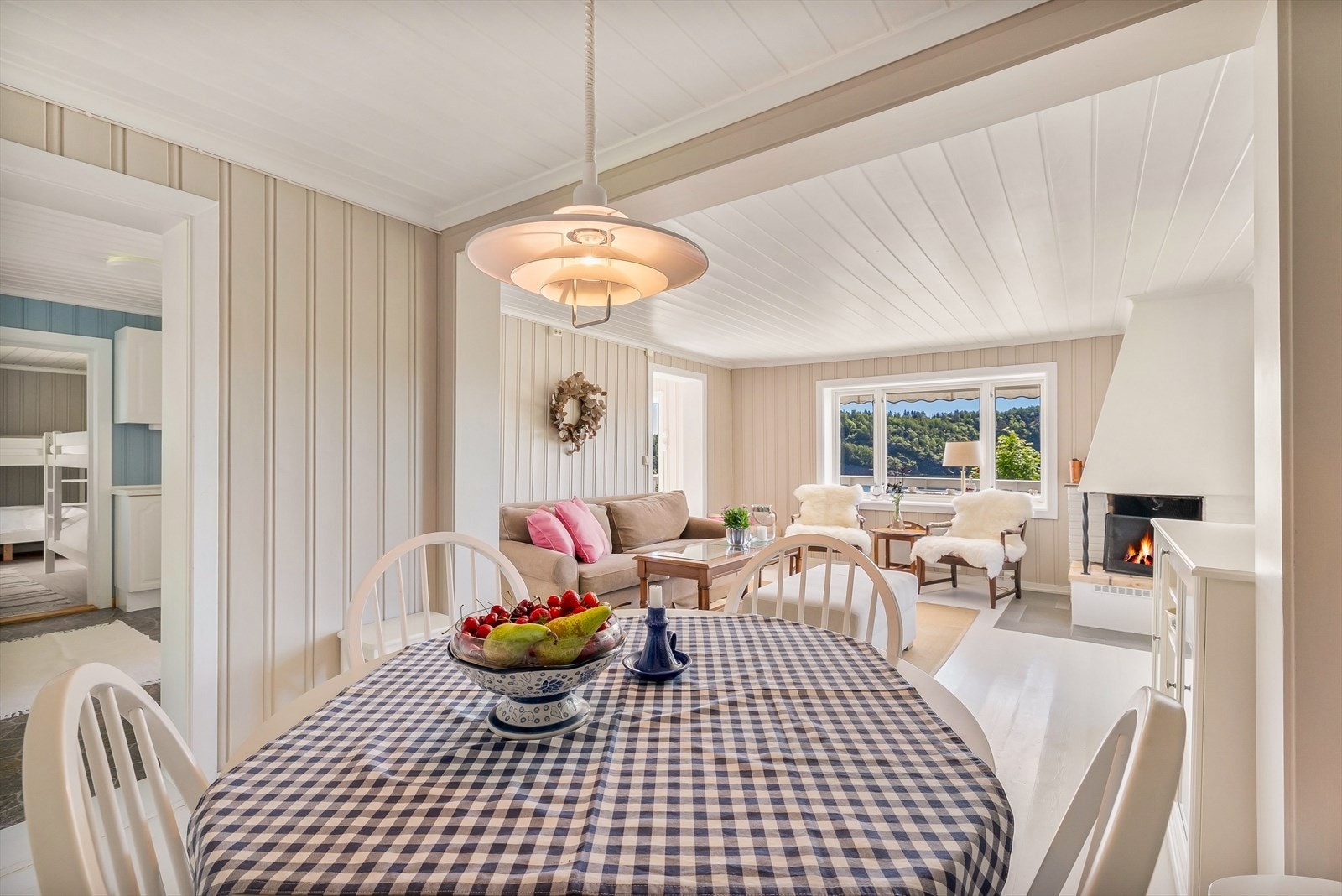 Rommet har god plass til både spisebord og en hyggelig sofagruppe. Galleribilde