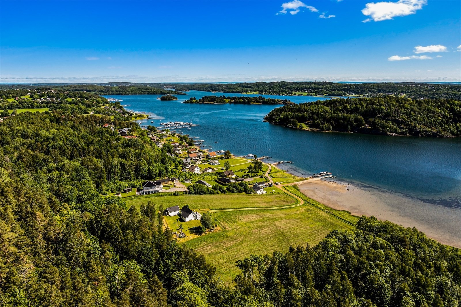 Eiendommen ligger landlig til, med enkel reisevei til Sandefjord og Tønsberg. Kyststien er lett tilgjengelig for gå- og sykkelturer. Galleribilde
