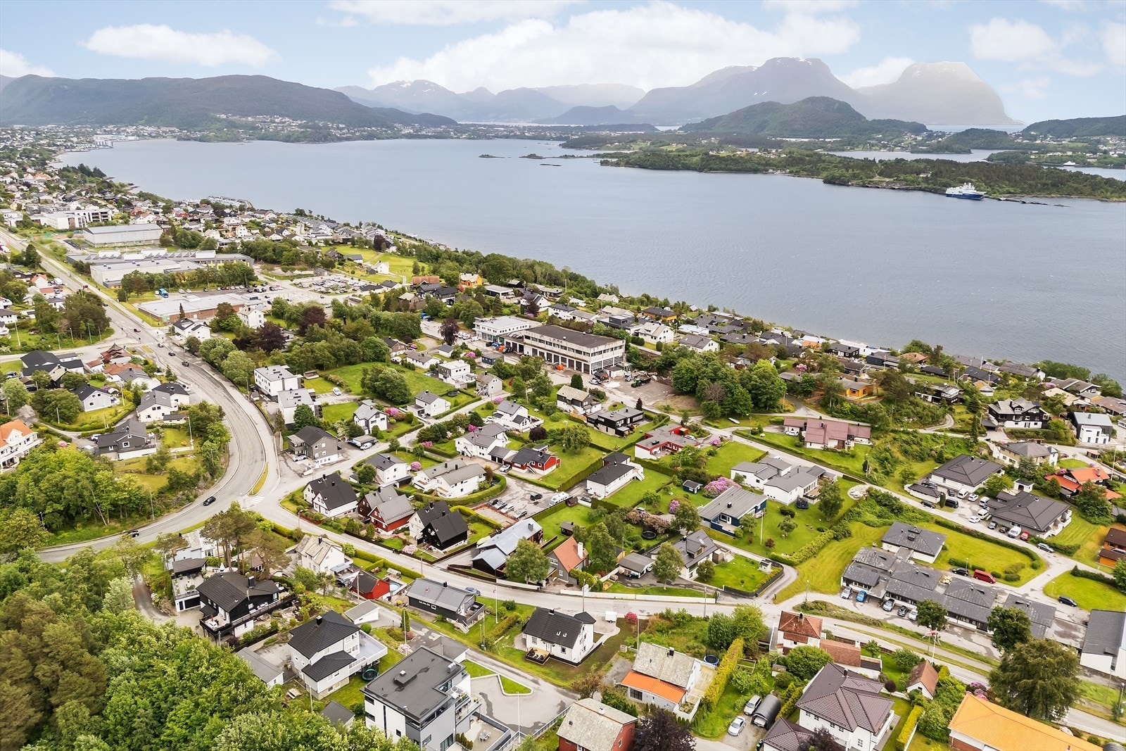 Skole, butikk, buss, fotball, padel, treningssenter, badeplasser og mer. Galleribilde