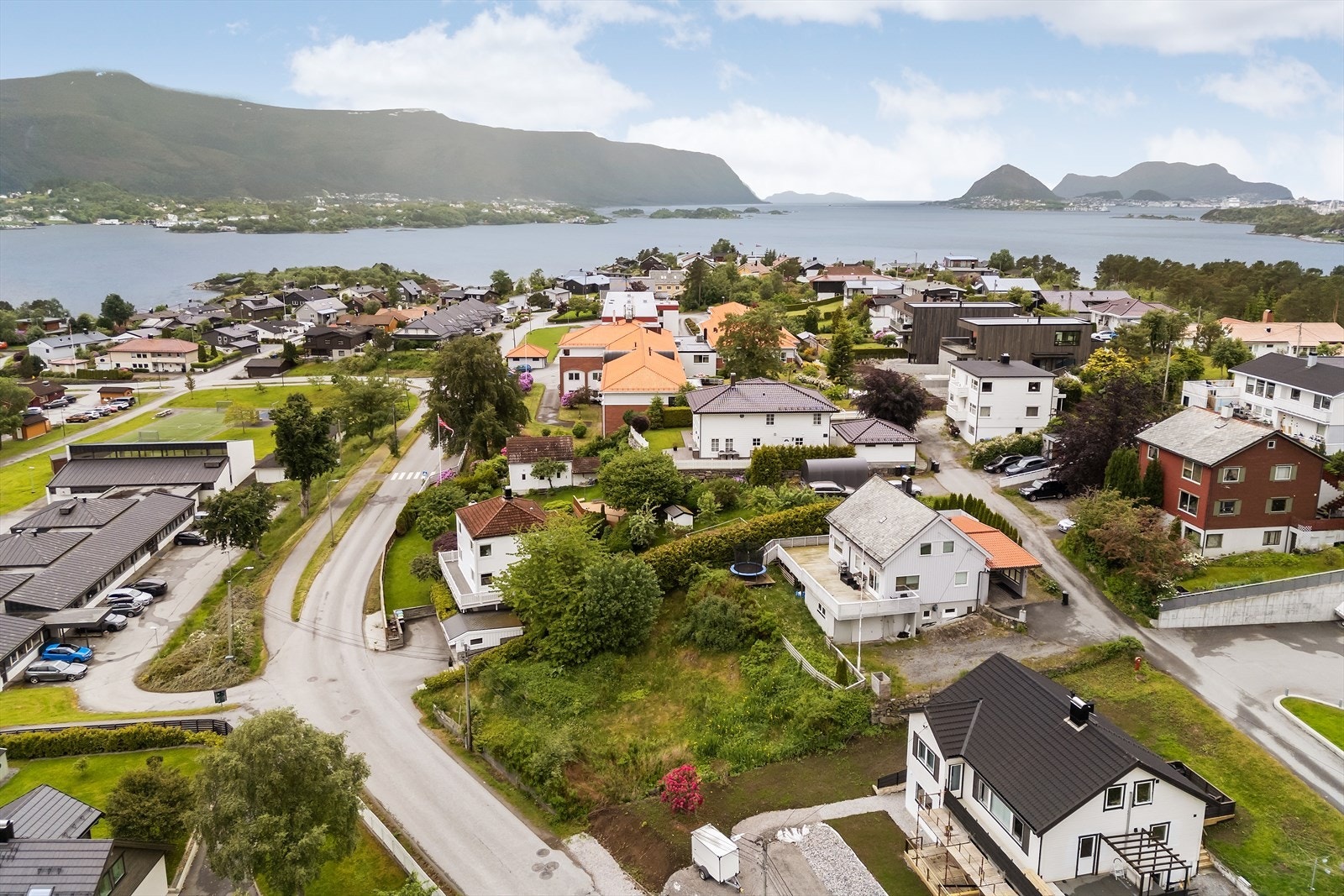 Tomten er på 477,5 kvm og ligger med sørvendt orientering. Galleribilde