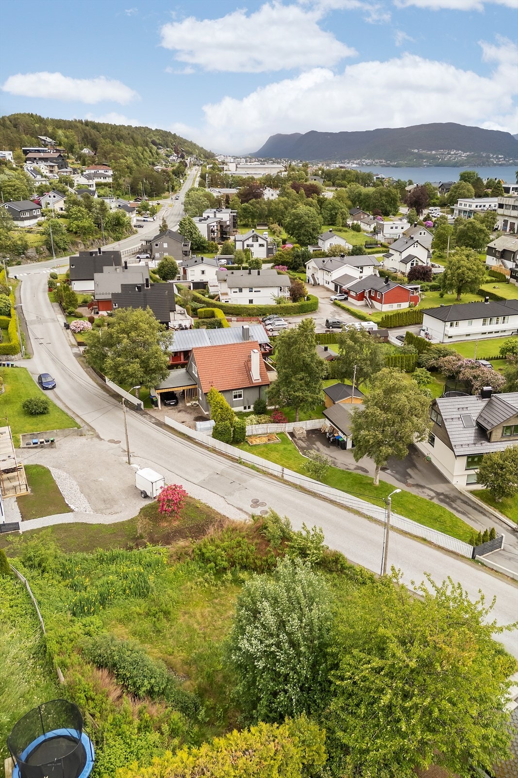 Tomten er skrånende mot sør og det er gitt tillatelse til å koble seg på eksisterende vann- og avløpsanlegg. Galleribilde