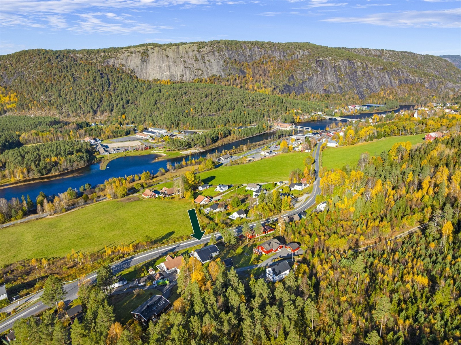 Det er gangfelt til sentrum og skole. Galleribilde