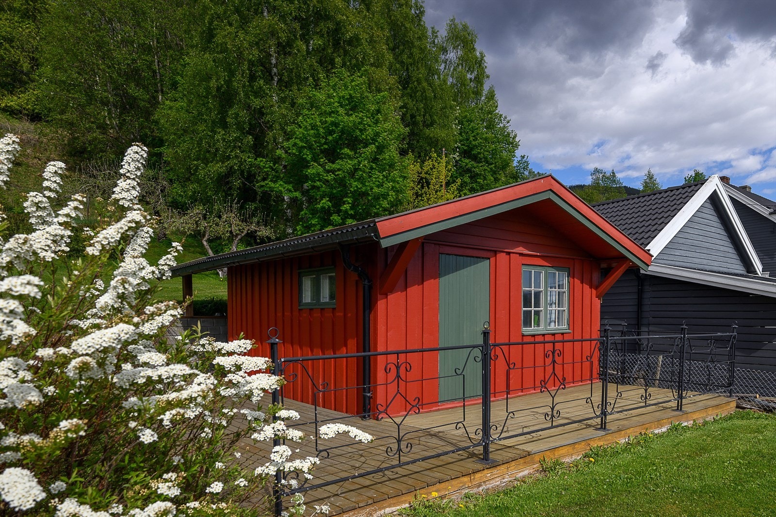 På tomten står et uthus fra 2010, innredet som gjesterom. Galleribilde