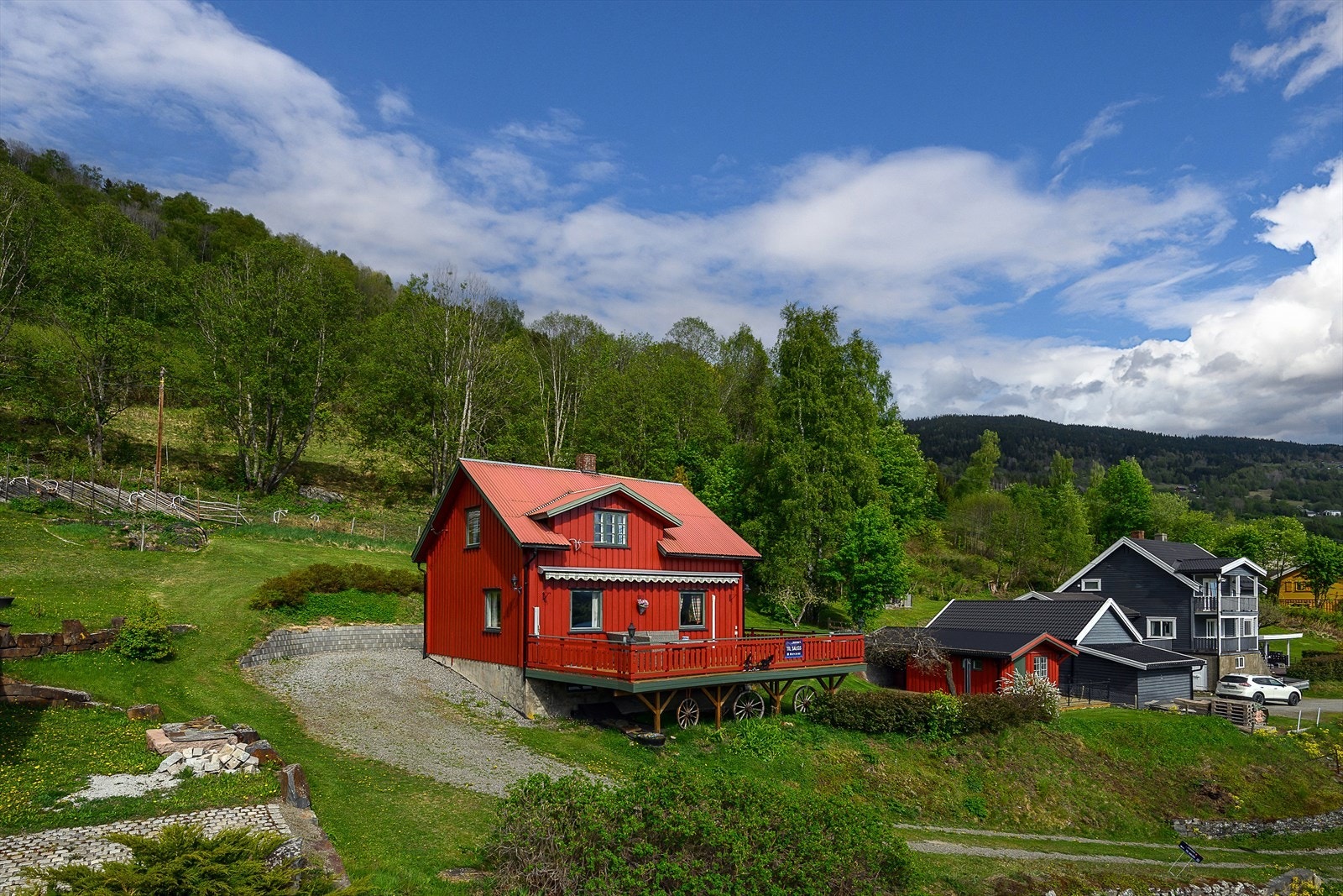 En fin enebolig med et frittstående uthus. Galleribilde