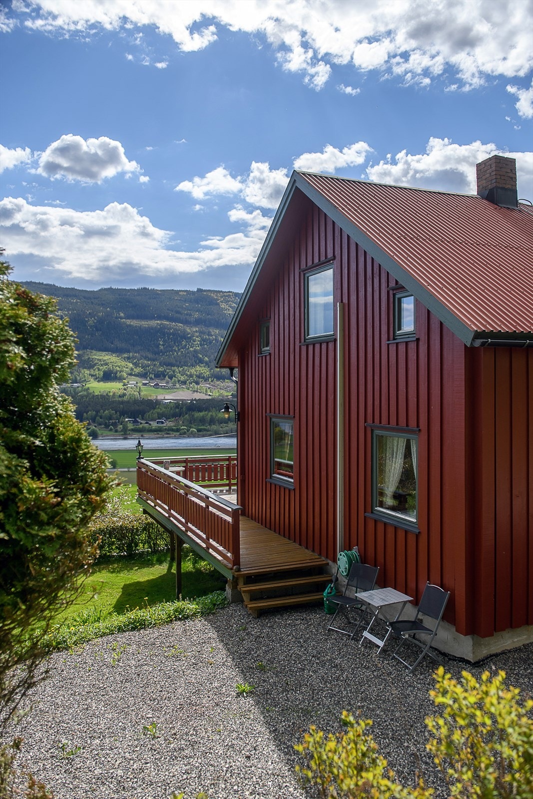 Fasaden har stående bordkledning, hvor panelet på sørveggen ble skiftet i 2020. Galleribilde