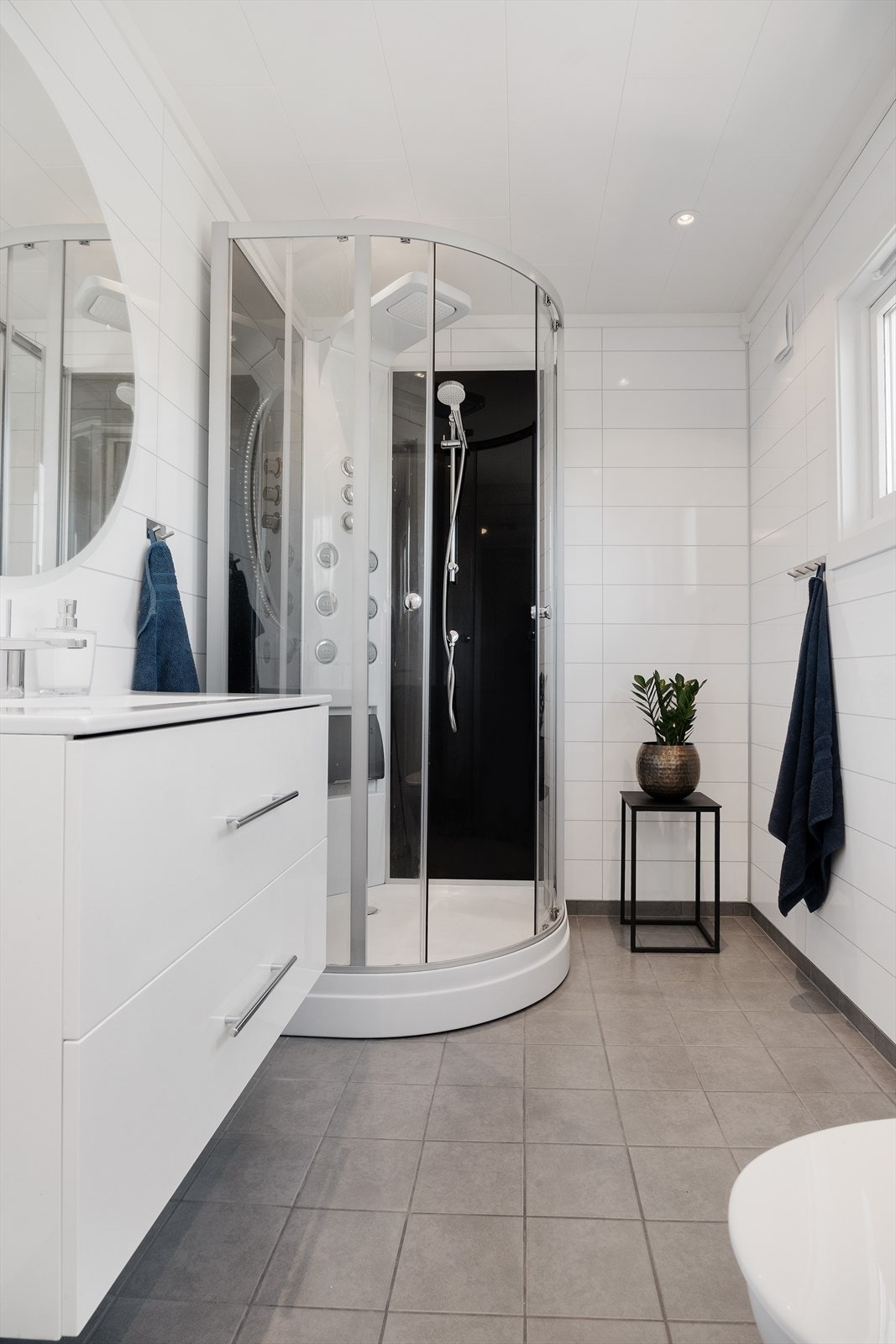 Badet ble pusset opp av eier i 2021. Det er varmekabler i gulv. Galleribilde