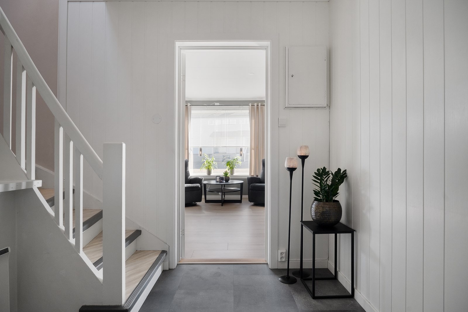 Store deler av boligen er overflateoppusset med delikate farger i gjennomført stil. Det er lagt varmefolie i gulv i entré, Galleribilde