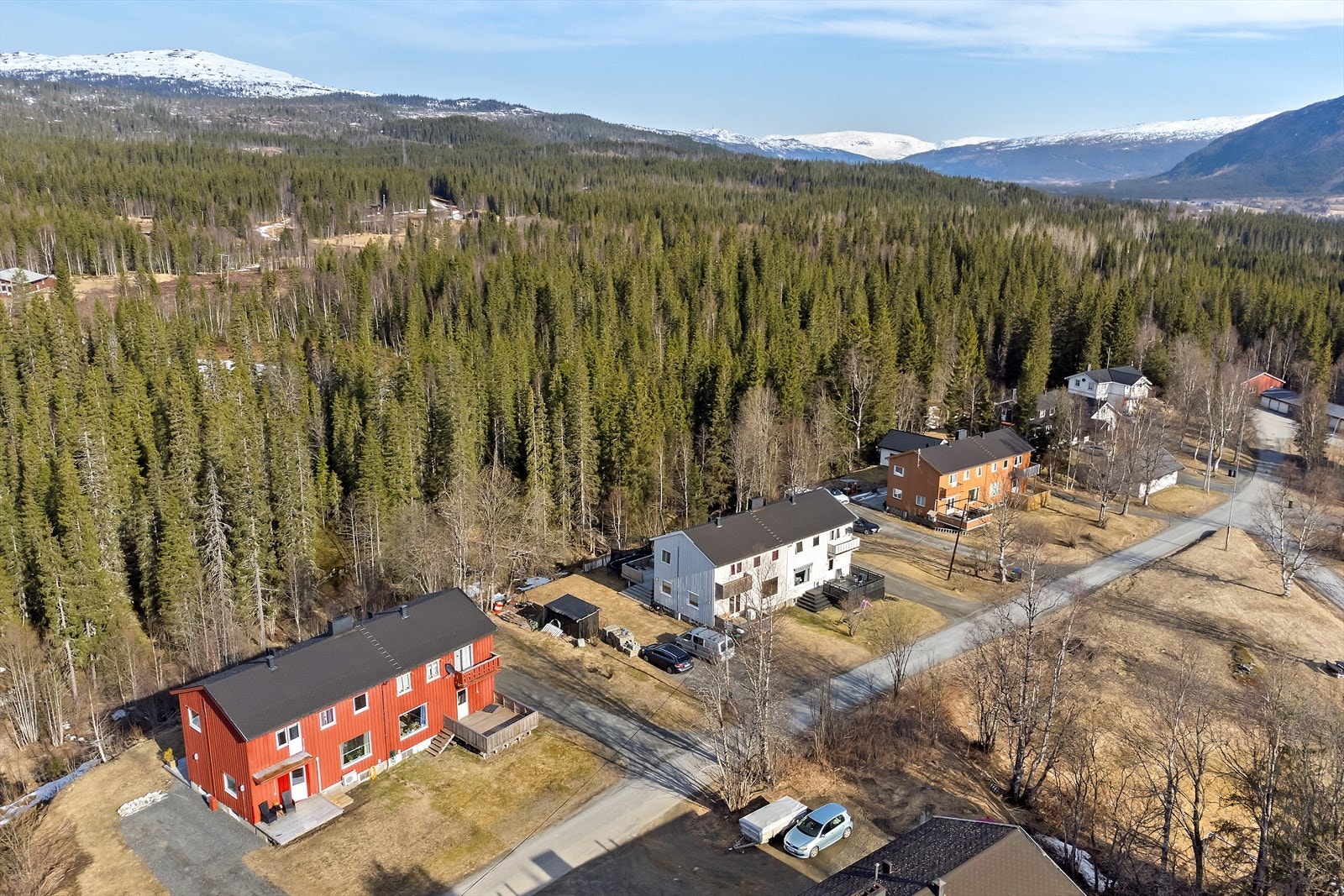 En innholdsrik 1/2-part av vertikaldelt tomannsbolig med 4 soverom. Totalt bruksareal er 171 m2 som er fordelt over to etasjer og kjeller. Galleribilde