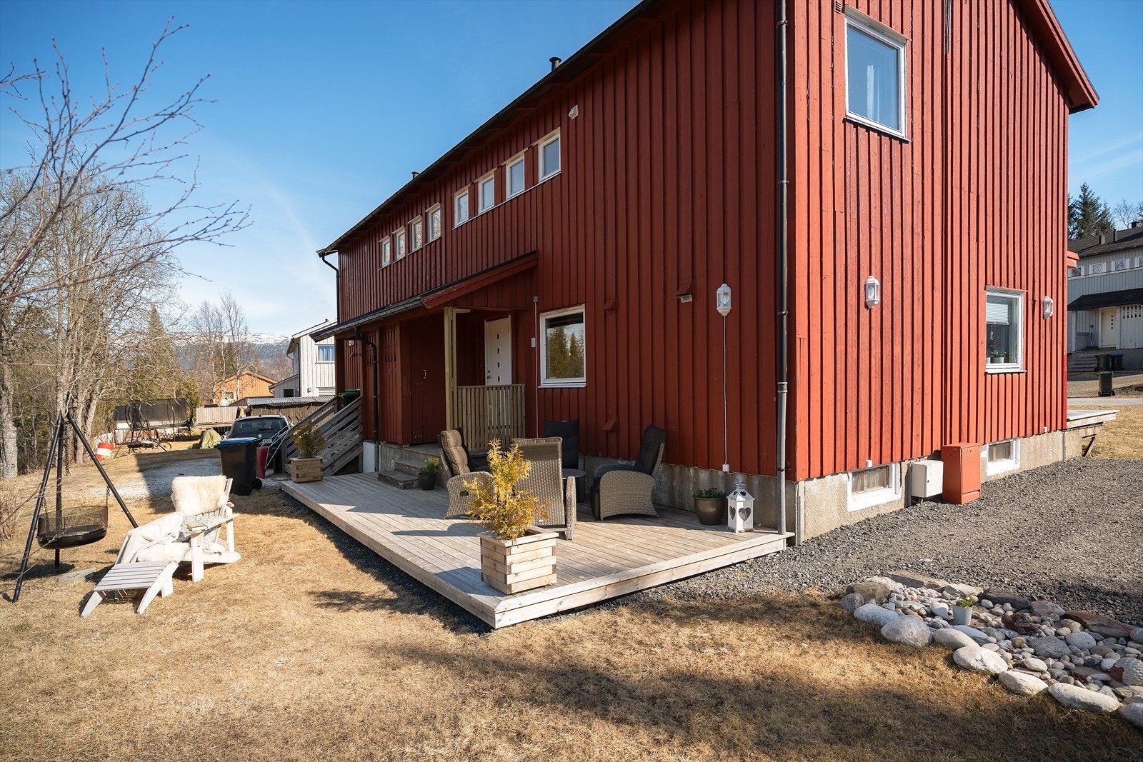 Eiendommen er en hjørnetomt med flere uteplasser, og en plan hage som er perfekt for barnelek. Galleribilde