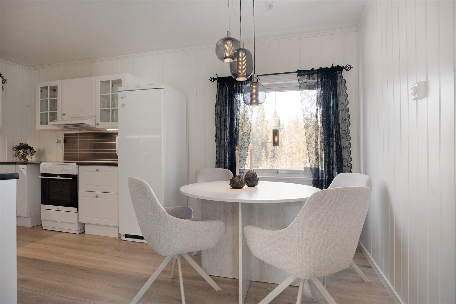 Lyst og koselig kjøkken med god plass til spisebord. Galleribilde