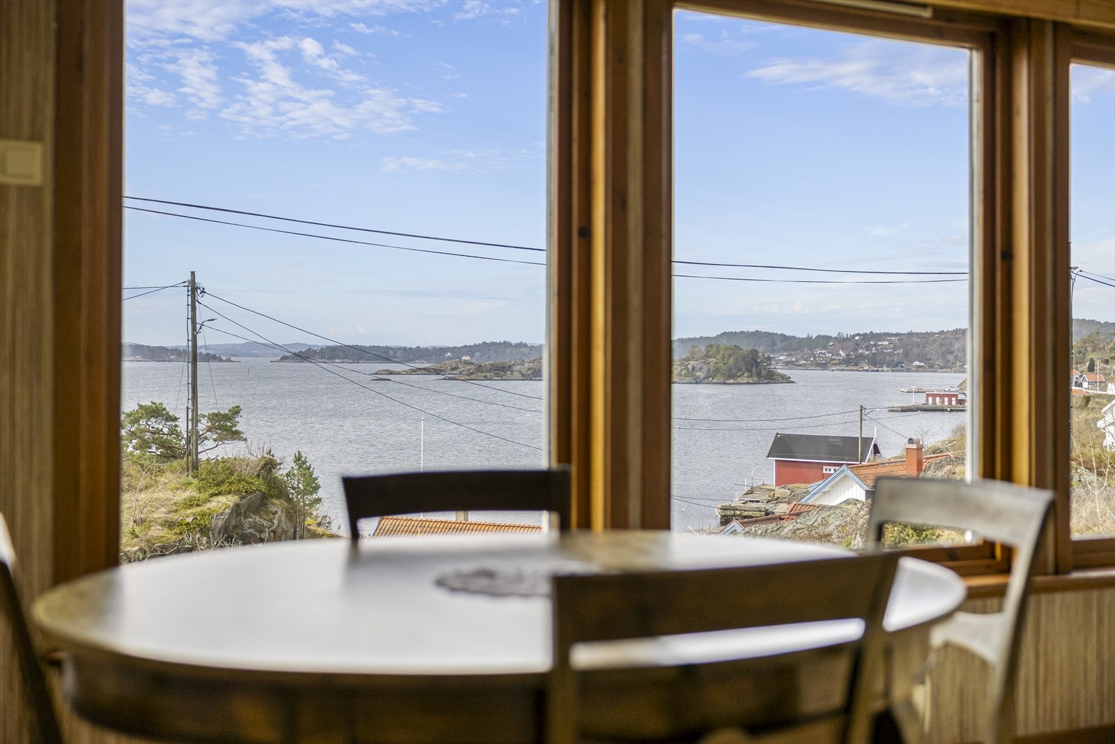 Sydvestvendt beliggenhet med flott utsikt over Revesandfjorden, skjærgården og Merdø fra både boligen, tomten og ikke minst fra brygge og sjøbod. Galleribilde