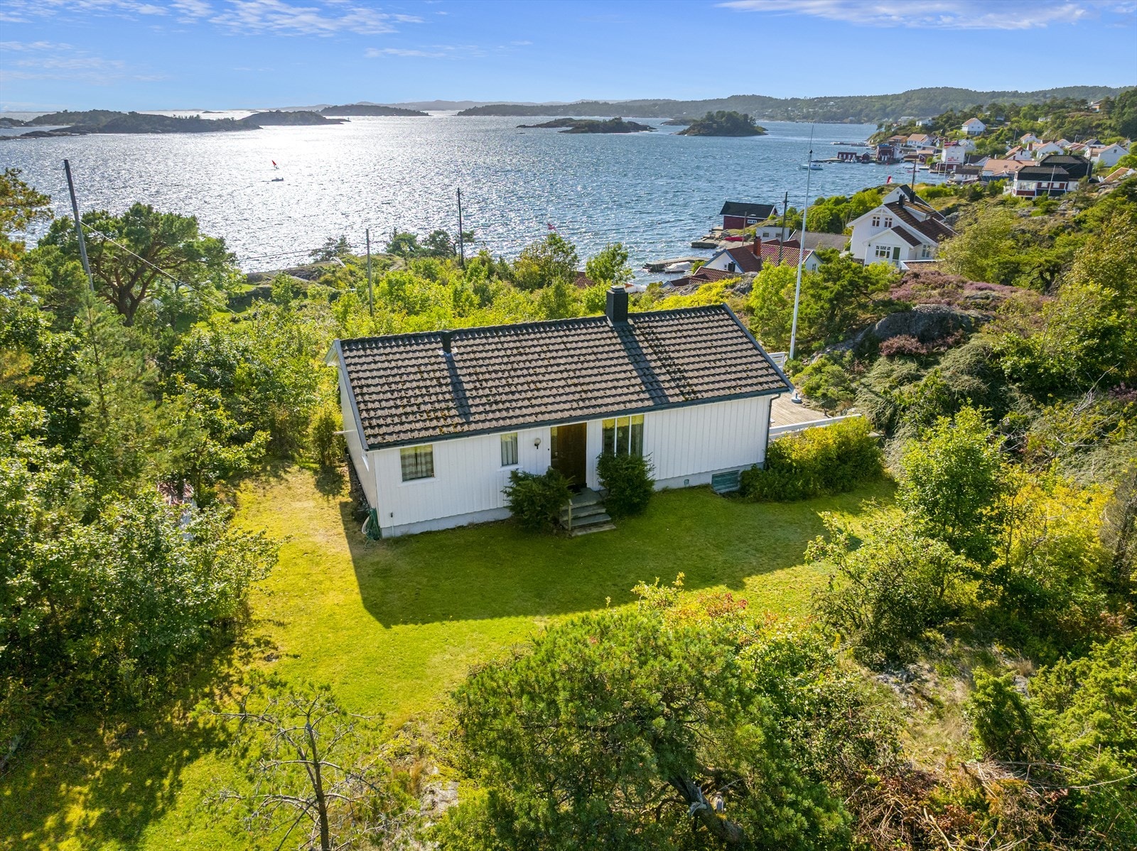 Tomten deles av Ytre Revesandvei mot syd, som har begrenset med biltrafikk. Galleribilde