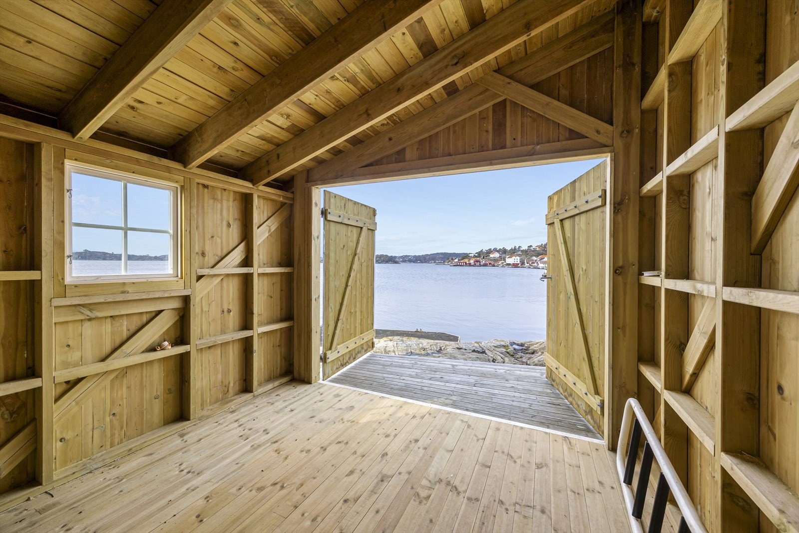 Her kan man nyte sol og sommer fra tidlig morgen godt utpå kvelden. Her kan man bolte seg med bading, lek og rekreasjon på egen brygge og svaberg i hjertet av noe av det beste sørlandet har å by på. Galleribilde