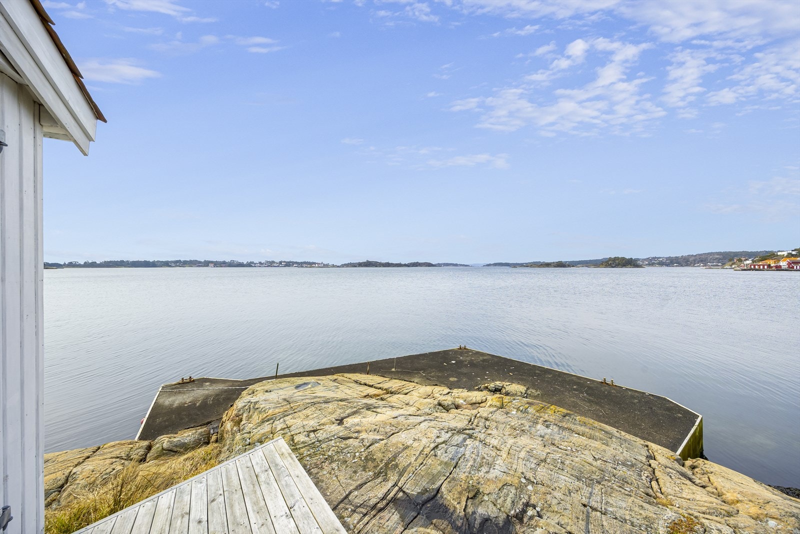 Strandparsellen er på ca. 850 m2 i.h.t. digitale kart. Strandparsellen består av sjøbod med terrasse og romslig betongbrygge og svaberg. Galleribilde