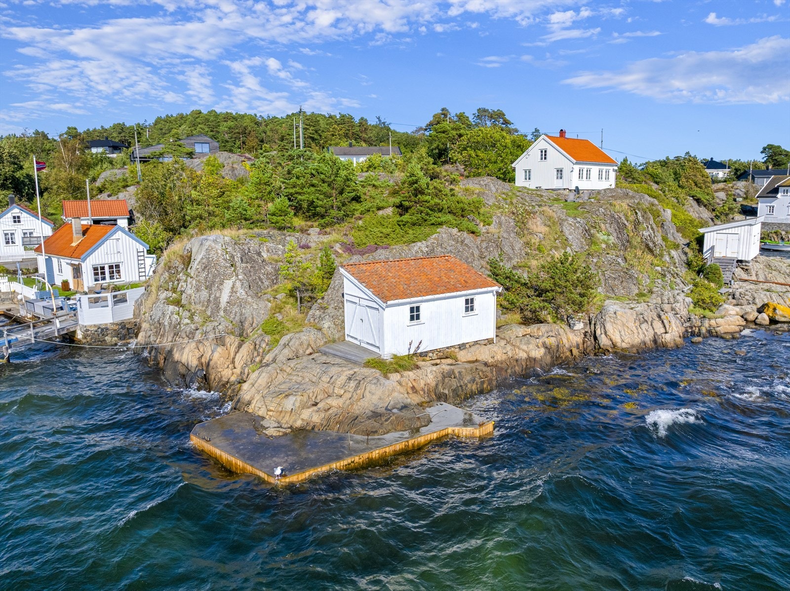 Egen strandparsell på ca. 850 m2 med vel 30 meter strandlinje med brygge og sjøbu ved Sildevig på Tromøy. Galleribilde