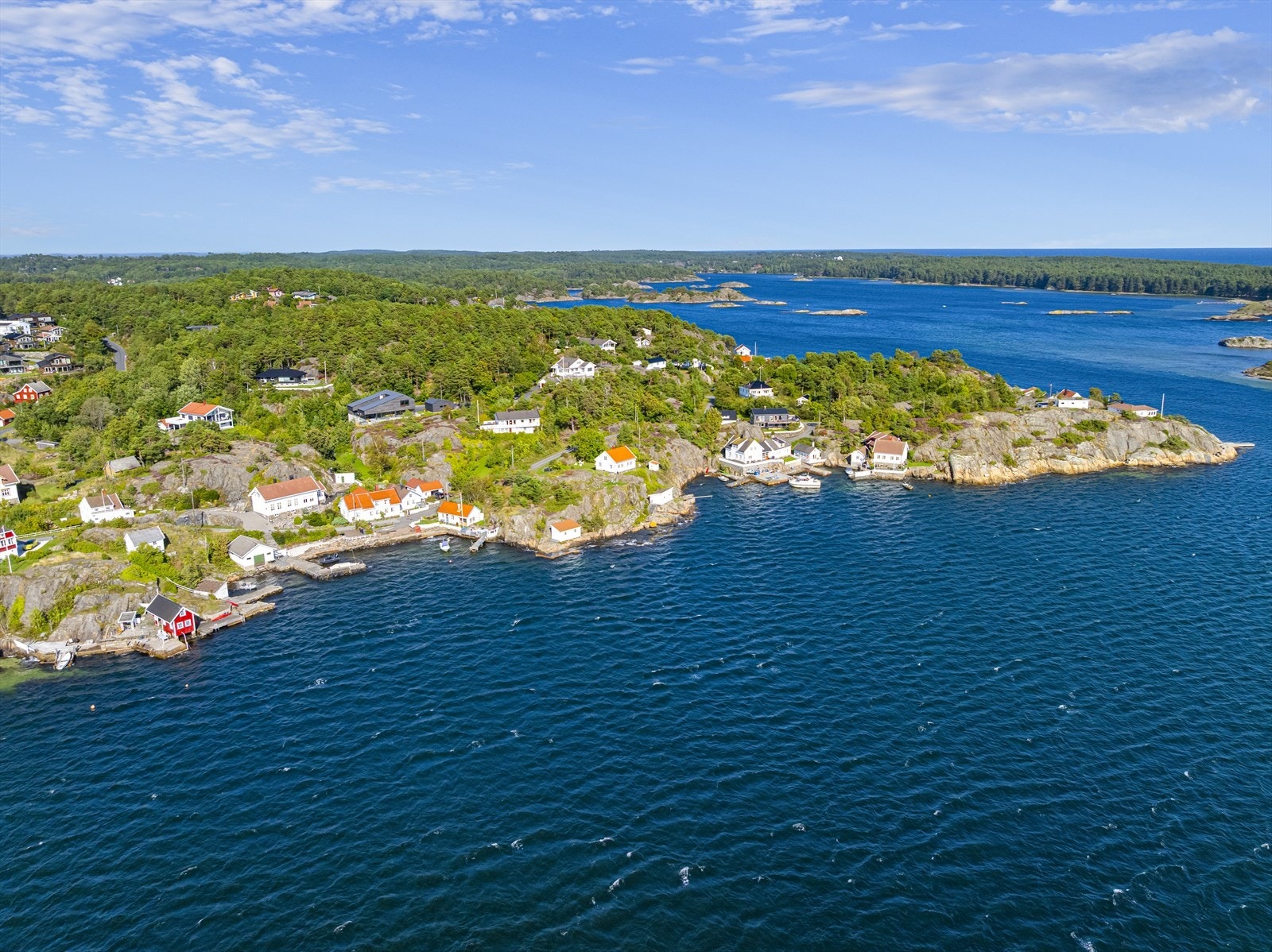 Eiendommen ligger ca. 10 km fra Arendal sentrum med bil, men alternativt kun noen få minutters båttur unna. Det er også helårs fergeforbindelse fra Skilsø (ca. 4 km unna) over til Arendal sentrum. Galleribilde