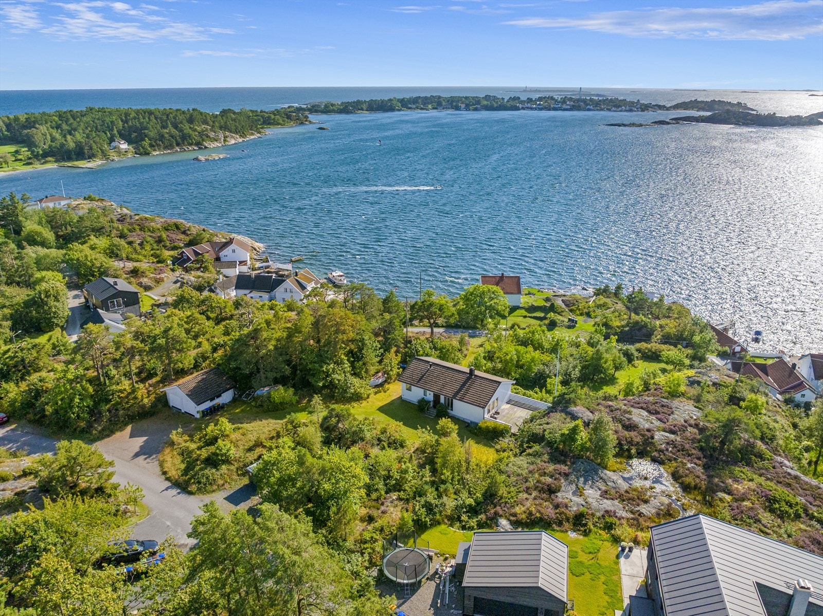 I umiddelbar nærhet finner man gamle, idylliske uthavner som Torjusholmen, Rævesand, Merdø og Gjessøya og som ligger kun en kort båttur unna, enten i egen båt eller med de lokale fergene. Galleribilde