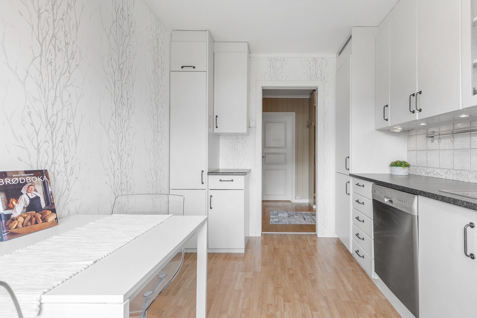 Kjøkkenet er utstyrt med kjøleskap med fryser, samt avsatt plass til komfyr og opplegg for oppvaskmaskin. Fronter er malt av eier. Galleribilde