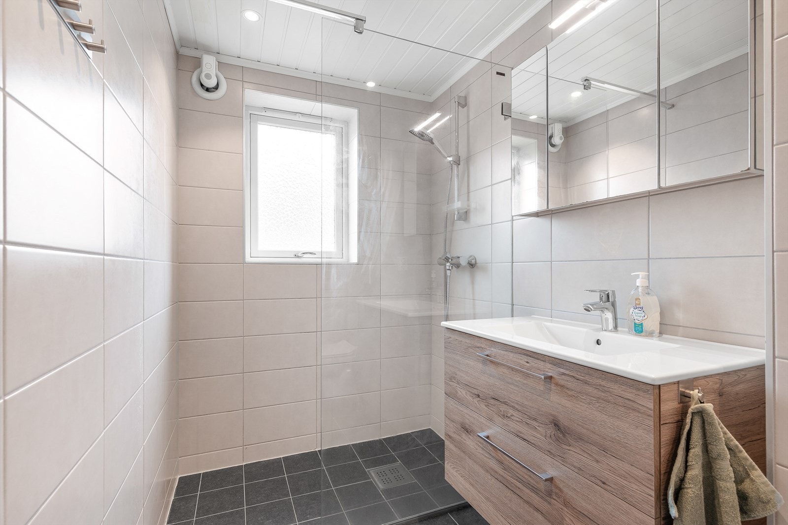 Rommet har flislagte vegger og gulvfliser med gulvvarme, samt panel i himlingen med downlights. Galleribilde