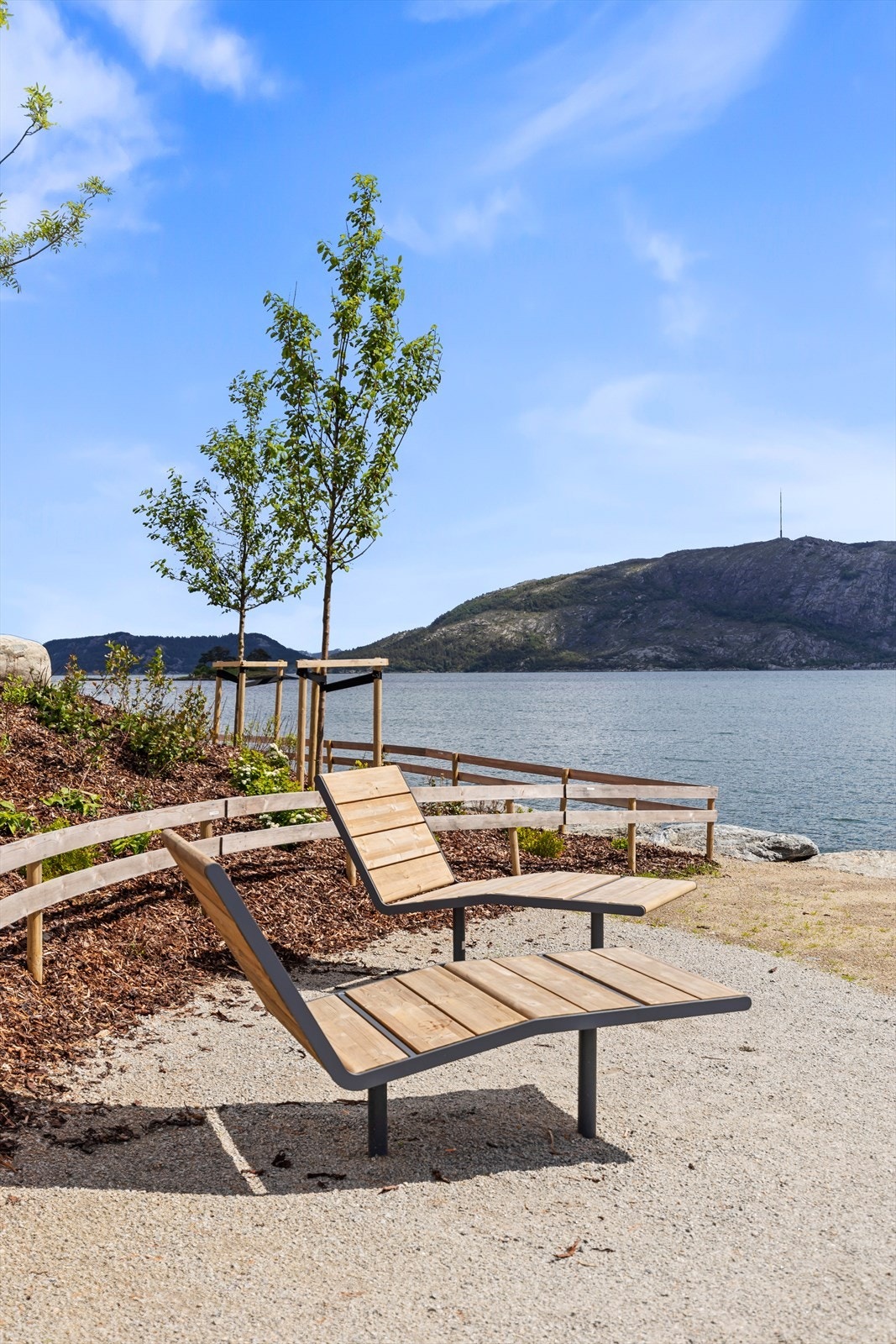 Slapp av på en av de mange benkene i området og nyt den fine utsikten over fjorden. Galleribilde