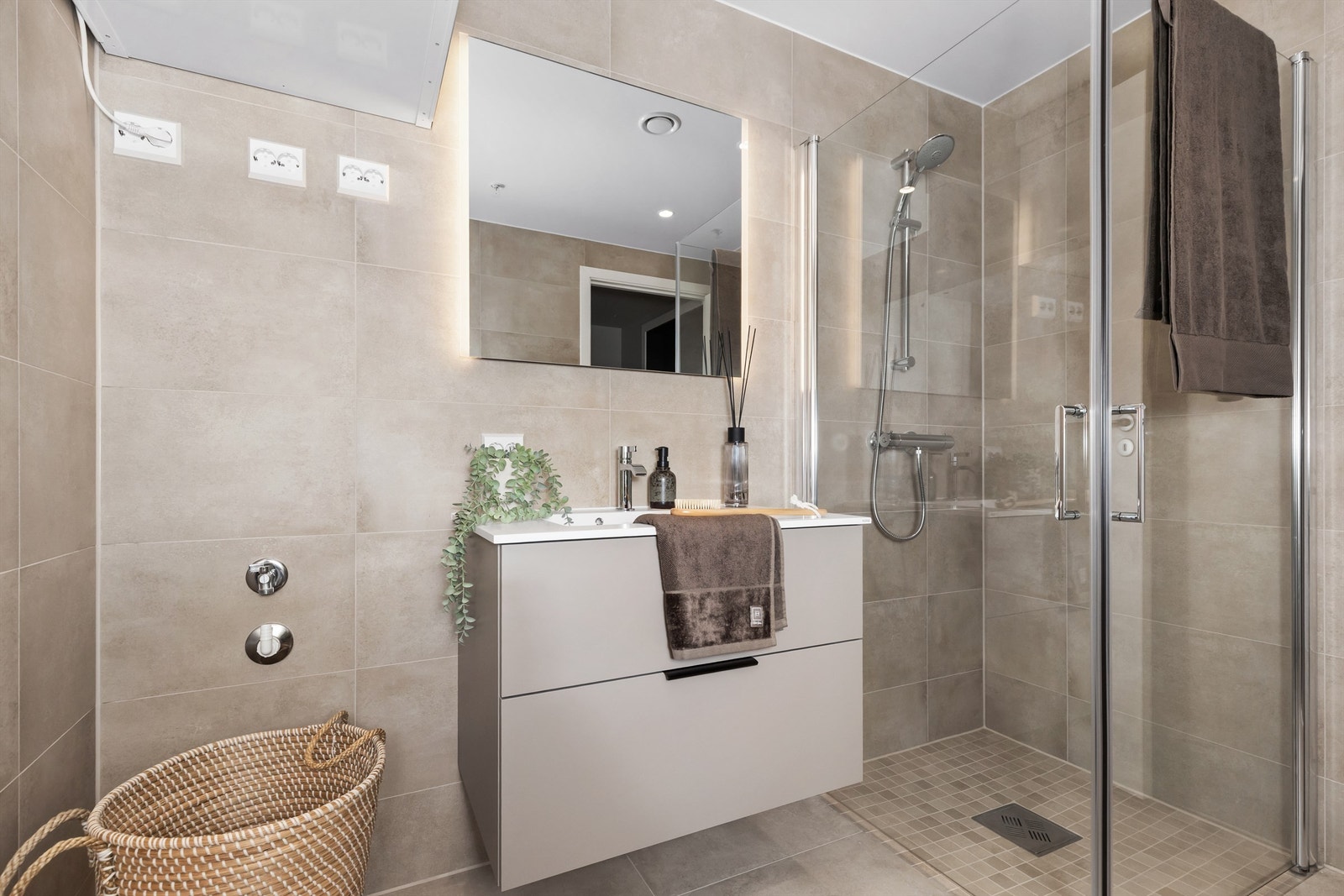 Badet er levert med påkostede tilvalg, inkludert matchende fliser som skaper et helhetlig uttrykk. Galleribilde