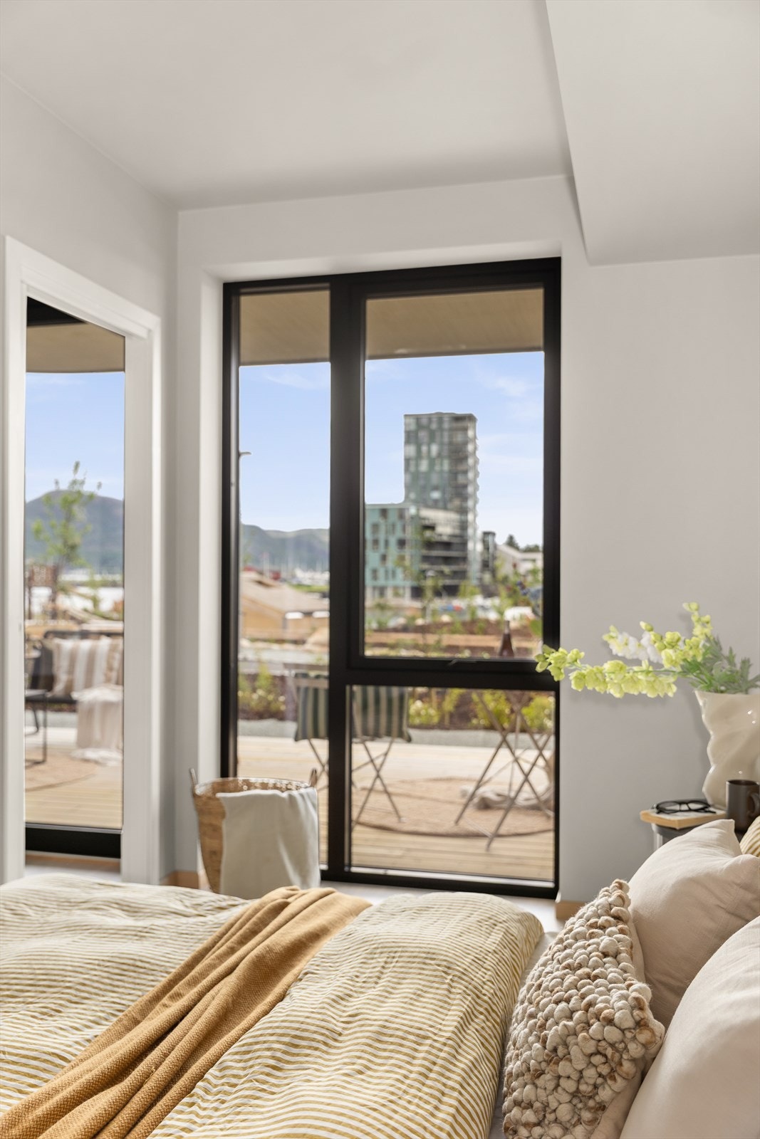 Fra soverommet ser du rett ut på den private terrassen. Galleribilde