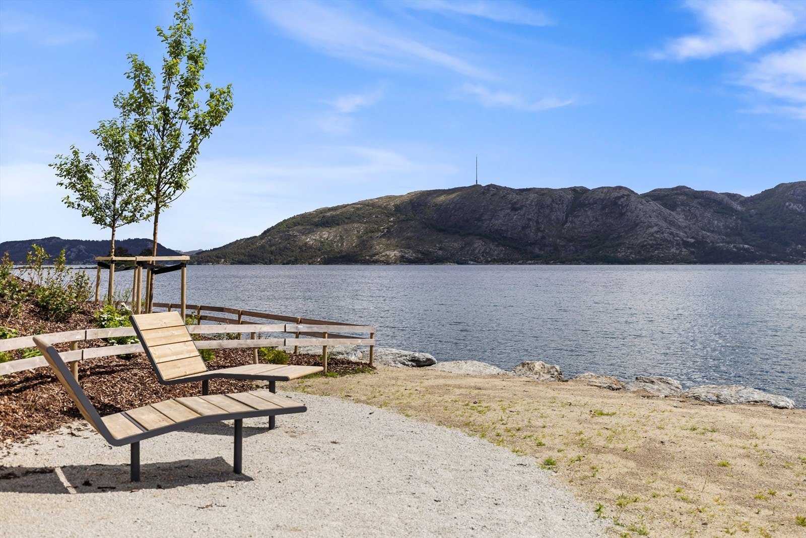Her er det kort vei til flotte turmuligheter og rekreasjonsområder langs sjøen. Galleribilde
