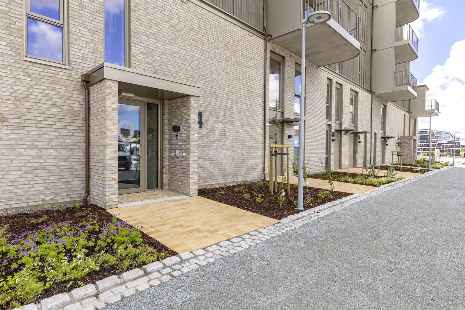Pent opparbeidede uteområder med beplantning og gangstier. Galleribilde