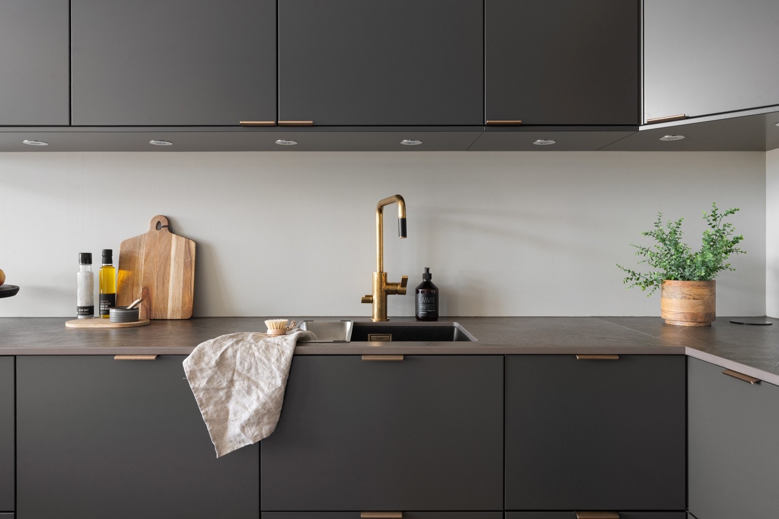 En kjøkkenløsning som kombinerer design, kvalitet og praktiske løsninger på en overbevisende måte. Galleribilde