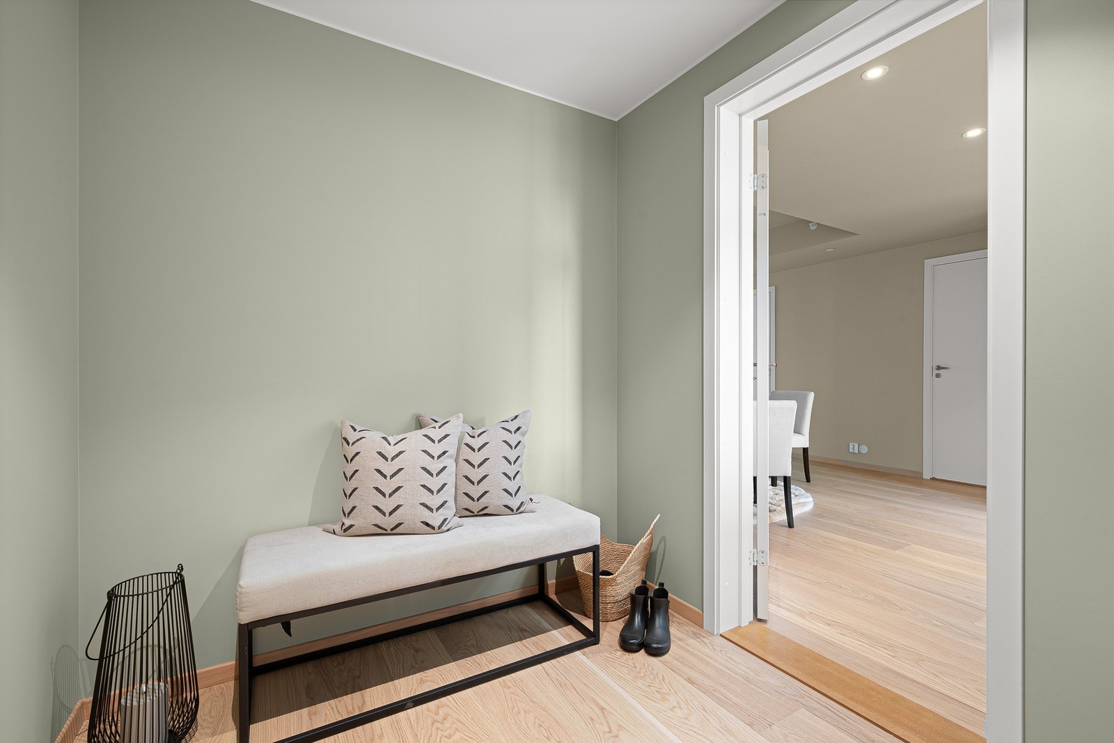 Romslig entre med god plass til garderobe og oppbevaring Galleribilde