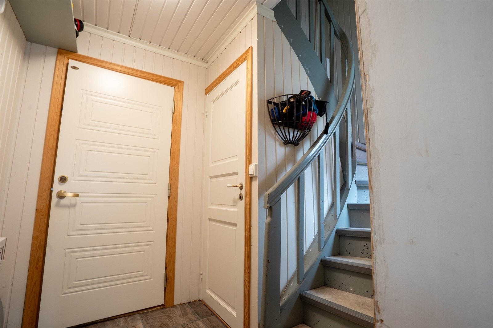 Inngang til 1.etasje og trapp opp til 2.etasje Galleribilde